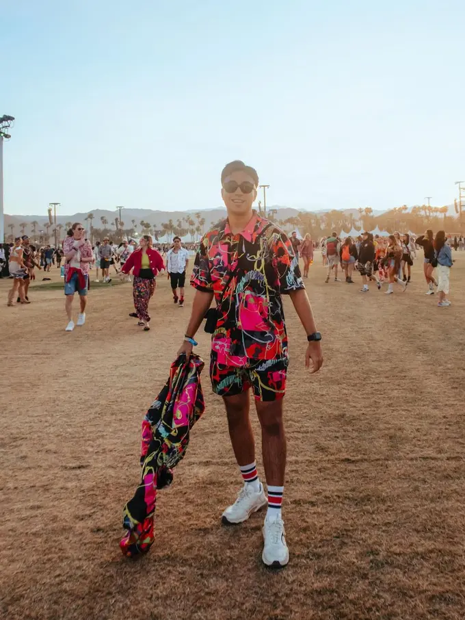 Potret Seru Vidi Aldiano Nonton Coachella Pakai Outfit Brand Lokal dan Tas Rp19jutaan