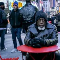 Otis Johnson tak hanya merasa asing dengan teknologi. Ia pun kehilangan kabar dengan keluarganya semenjak 1998.