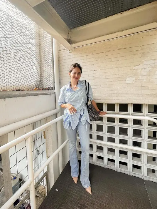 Gaya monokrom dengan biru langit untuk gaya seharian dari siang sampai malam dari Enzy Storia (Instagram Enzy Storia)