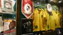 Sejumlah koleksi Pele dipajang di Museum Pele di Lugansk, Ukraina Timur (17/3/2016). Hal yang paling luar biasa adalah museum ini berhasil melewati salah satu konflik bersenjata di Ukraina. (AFP Photo/Aleksey Filippov)