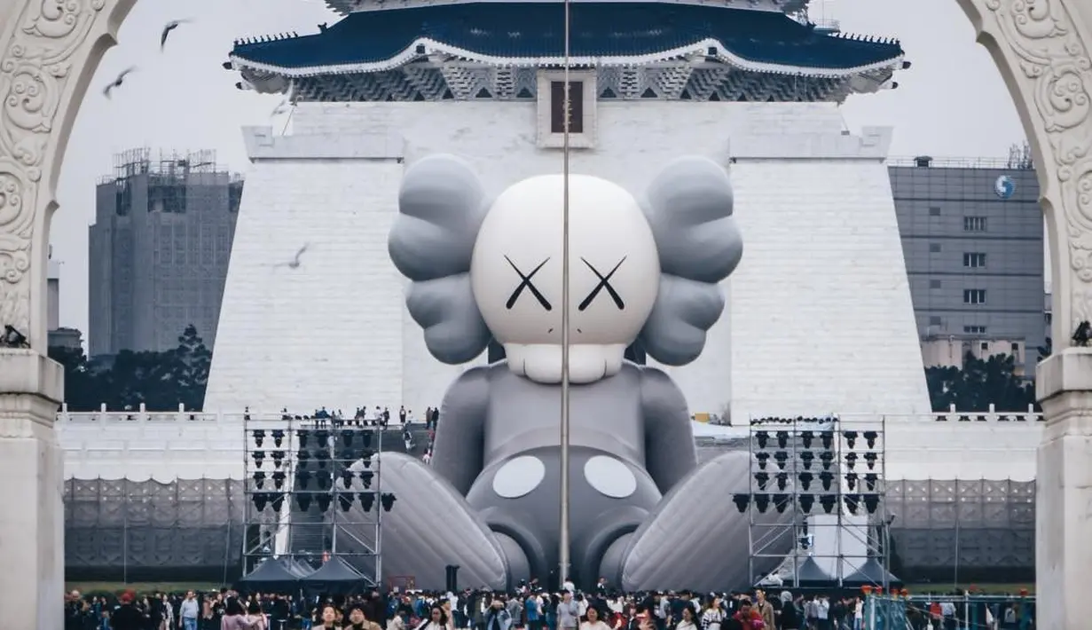 Awal 2019, KAWS: HOLIDAY terlihat duduk bersantai di depan gedung Chiang Kai-shek Memorial Hall, Taipei. [Instagram/arr.allrightsreserved]