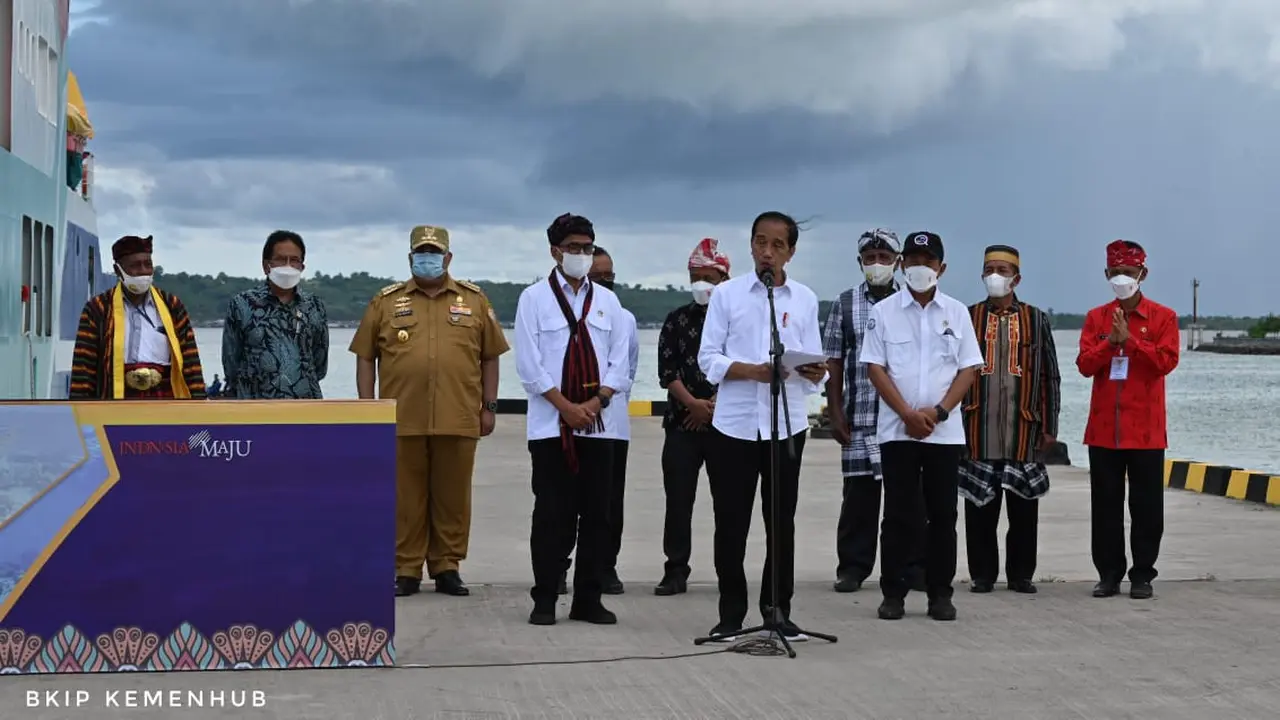 Presiden Joko Widodo (Jokowi) meresmikan 3 pelabuhan penyeberangan dan 1 kapal di Wakatobi, Sulawesi Tenggara