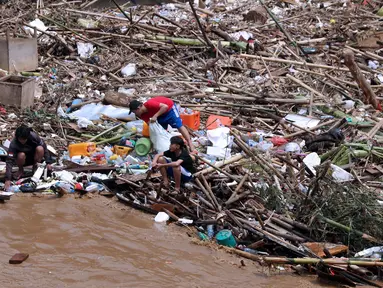 Sejumlah anak mengumpulkan botol-botol plastik yang tersangkut diantara tumpukan sampah di Pintu Air Manggarai, Jakarta, Jumat (26/4). Sampah ini terbawa arus sungai Ciliwung akibat curah hujan yang tinggi di kawasan Bogor dan sekitarnya, Kamis (25/4). (Liputan6.com/Helmi Fithriansyah)
