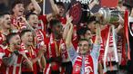 Pelatih Athletic Bilbao, Ernesto Valverde, mengangkat trofi setelah menjuarai Copa del Rey di Stadion Olimpico de Sevilla, Minggu (7/4/2024). Ernesto Valverde tidak dapat menyembunyikan kebahagiaan setelah berhasil mengakhiri kutukan 40 tahun Bilbao juara Copa del Rey. (AFP/Jaime Reina)
