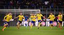 Para pemain Swedia melakukan selebrasi usai memastikan lolos Piala Dunia usai menahan imbang Italia di Stadion Giuseppe Meazza, Senin (13/11/2017). Italia bermain imbang 0-0 dengan Swedia. (AFP/Marco Bertorello)
