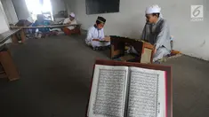 Santri belajar memaknai Kitab Kuning saat mengaji 'Kilatan Kitab' di Pondok Pesantren Almiizan, Kabupaten Bogor, Senin (21/5). Ngaji kitab kuning ini merupakan tradisi di pondok pesantren pada saat bulan Ramadan. (Merdeka.com/Arie Basuki)