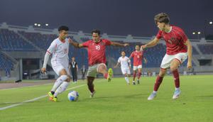 Pemain Timnas Indonesia U-22, Toni Firmansyah (tengah) dan Mauro Ziljstra (kanan) mencoba membayangi pemain Myanmar pada pertandingan SEA Games 2025 di 700th Anniversary Stadium, Chiang Mai, Jumat (12/12/2025). (Bola.com/Bagaskara Lazuardi)