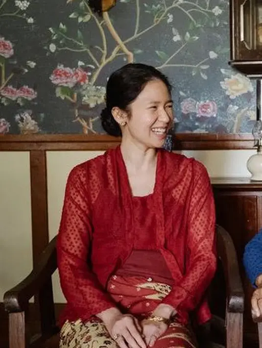 Laura Basuki tampil dengan kebaya kutu baru merah sederhana yang dipadukan kain lilit batik, tampilannya cook untuk perayaan Imlek. [@laurabas]