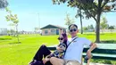 Kamis (8/9/2022), Zaskia Adya Mecca ulang tahun ke-35. Perayaan kali ini terasa istimewa karena berada di negeri orang. Mengunggah foto duduk sebangku dengan Hanung Bramantyo di Anaheim, California, AS, ia berbagi kesan soal ulang tahun kali ini. “35? feels like 25,” ujarnya ringkas. Sejumlah selebritas menyelamati bintang film Ayat-ayat Cinta di kolom komentar. “Woohoo HBD Bia, berkah melimpah ya,” cetus Meisya Siregar. “Happy bday Bia,” Zee Zee Shahab menambahkan. (Foto: Dok. Instagram @zaskiadyamecca)