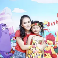 Menjadi single parent memang tak mudah, hal itu lah yang saat ini dirasakan oleh Ayu Ting Ting. Apalagi ia juga bekerja di dunia hiburan. (Foto: instagram.com/ayutingting92)