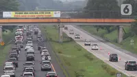 Sejumlah kendaraan melintas di jalan tol Cikopo - Palimanan KM 73, Purwakarta, Jawa Barat, Sabtu (30/4/2022).  H-2 arus mudik Lebaran Idul Fitri 1443 H, ruas jalan Tol Trans Jawa kembali menerapakan skema contraflow. (Liputan6.com/Herman Zakharia)