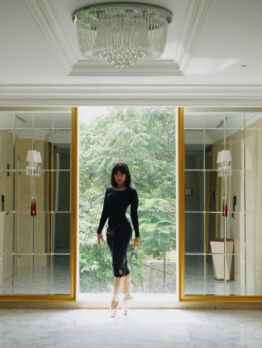 Perempuan berusia 20 tahun ini juga sangat memikat dan tersorot soal gaya rambutnya yang kian berubah. Untuk yang satu ini, Dhea cantik dengan rambut bob pendeknya. Selain itu, ia juga memiliki tubuh yang seksi. (Instagram/dheaseto)