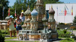 Pengunjung melihat miniatur Katedral Moskow Saint Basil di Taman Minimundus, Klagenfurt, Austria, Senin (8/8). Sekitar 150 model bangunan unik dari berbagai belahan dunia dipamerkan di Taman Minimundus. (REUTERS / Heinz-Peter Bader)