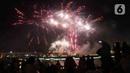 Warga menyaksikan pesta kembang api saat perayaan malam puncak Tahun Baru 2023 di Danau Archipelago, Taman Mini Indonesia Indah (TMII), Jakarta, Minggu (1/1/2023). Perayaan malam puncak Tahun Baru 2023 yang digelar Pemerintah Provinsi DKI Jakarta di TMII menghadirkan pesta kembang api yang berlangsung selama 15 menit. (Liputan6.com/Herman Zakharia)