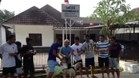 Sejumlah pemain Bhayangkara FC patungan membeli dua kambing untuk disumbangkan saat Hari Raya Iduladha yang jatuh pada hari ini. (Bola.com/Fahrizal Arnas) 
