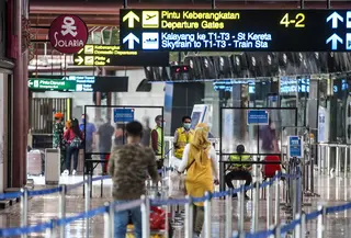 Suasana Terminal 2 Bandara Soekarno Hatta, Tangerang, Banten, Rabu (10/6/2020). PT Angkasa Pura II selaku pengelola juga menerapkan prosedur physical distancing. (Liputan6.com/Faizal Fanani)