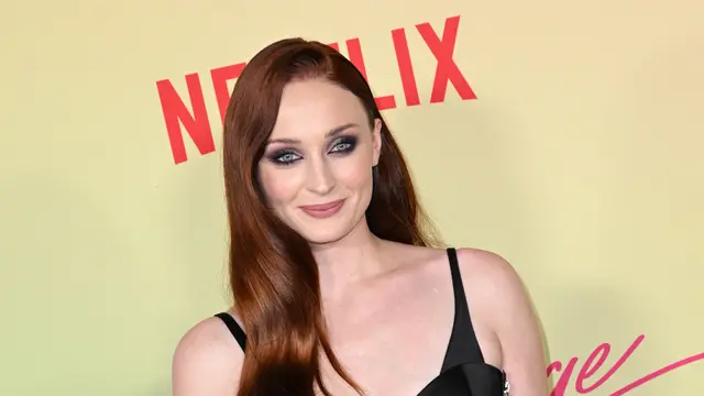 Sophie Turner Tampil Glamor dalam Balutan Gaun Hitam di Pemutaran Film Do Revenge