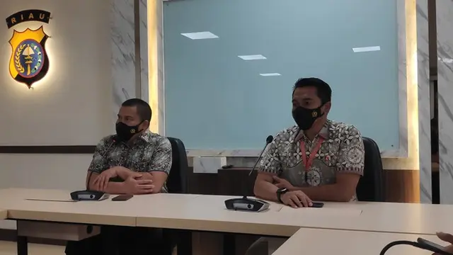 Direktur Reserse Kriminal Umum Polda Riau Kombes Teddy Ristiawan (kiri) dalam penetapan tersangka pengelolaan sampah di Pekanbaru.