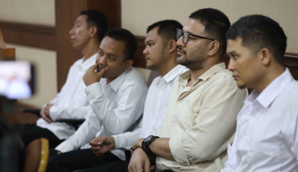 Jaksa Penuntut Umum (JPU) mendakwa Ammar Zoni bersama empat terdakwa lainnya melakukan permufakatan jahat untuk mengedarkan narkotika dalam jumlah besar saat ia masih menjalani masa hukuman di Rutan Salemba. Tampak dalam foto, terdakwa dugaan peredaran narkotika di Rumah Tahanan (rutan) Salemba, Muhammad Ammar Akbar alias Ammar Zoni (kedua kanan) saat mengikuti sidang lanjutan kasusnya di Pengadilan Negeri (PN) Jakarta Pusat, Kamis (15/1/2025). (KapanLagi.com/Budy Santoso)