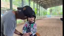Momen ayahnya, Ali  Syakieb merayu putrinya untuk mengajak turun dari kuda.  Dalam video tersebut,  baby Guzel tampak tidak mau turun. Bahkan, menjerit. [Instagram/marginw]