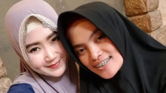 Akrabnya Bu Dendy dengan istri pertama Pak Dendy (Hak Cipta: instagram.com/oviekwie_nyoklat_klasik/phi)