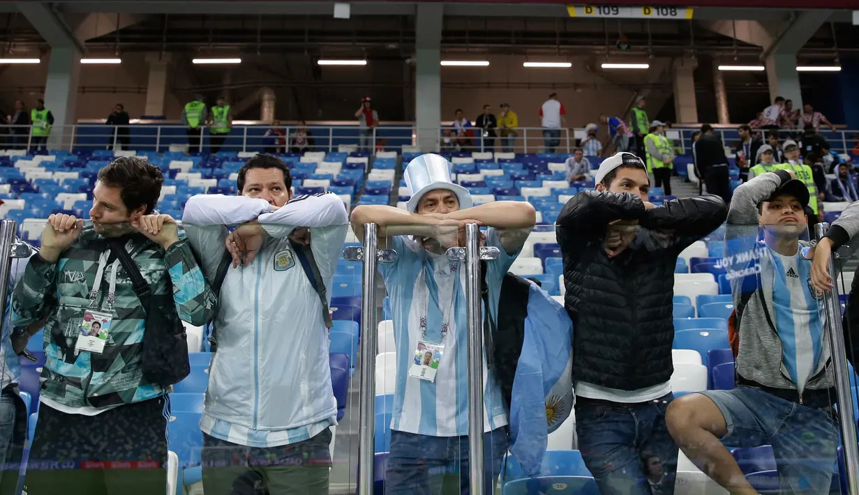 Suporter Argentina bersandar pada kaca setelah timnas mereka dikalahkan Kroasia pada penyisihan Grup D Piala Dunia 2018 di Nizhny Novgorod Stadium, Nizhny Novgorod, Rusia, Kamis (21/6). Argentina kalah dengan skor 0-3. (AP Photo/Ricardo Mazalan)