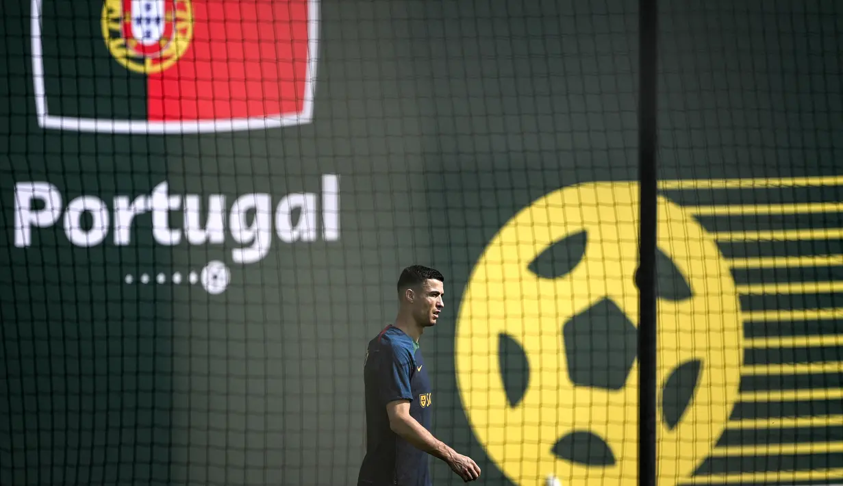 Dalam sesi latihan yang digelar secara terbuka untuk media hanya dalam 15 menit pertama saja, Cristiano Ronaldo tampak berlatih bersama rekan-rekannya meski sebelumnya dinyatakan mengalami cedera gastroentritis. (AFP/Patricia De Melo Moreira)