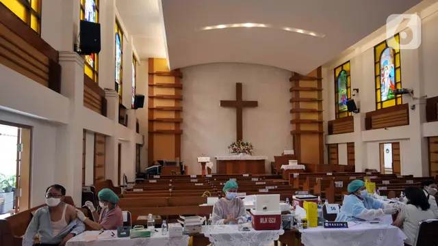 FOTO: Vaksinasi Dosis Ketiga COVID-19 di Gereja HKBP Menteng Anno 1955