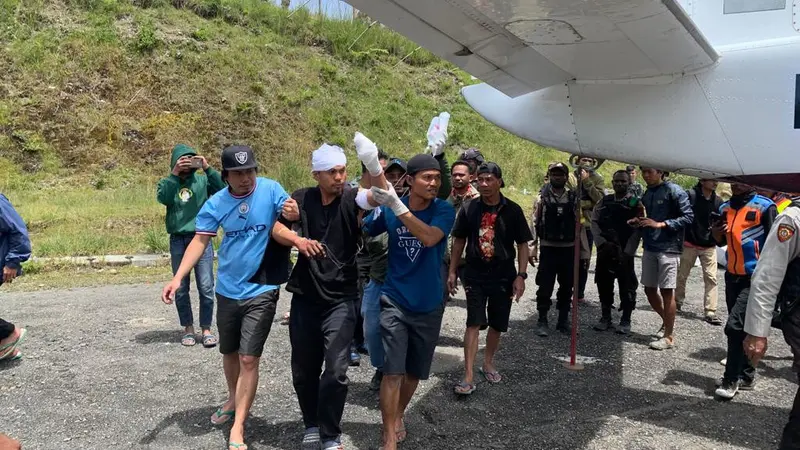 Seorang warga sipil bernama Hajar Ramadhan (33), menjadi korban pembacokan oleh Orang Tak Kenal (OTK) di Papua.