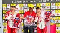 Fadillah Arbi Aditama dan Davino Britani dari AHRT berhasil finis di posisi pertama dan ketiga race pertama kelas AP250 Seri Buriram ARRC 2025 di Sirkuit Internasional Chang, Sabtu (26-4-2025). (Bola.com/Aning Jati)