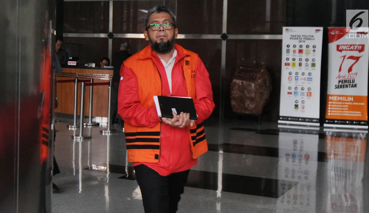 Mantan Anggota DPRD ‎Sumatera Utara, Ferry Suando Tanuray Kaban usai menjalani pemeriksaan di Gedung KPK, Jakarta, Selasa (19/2). Ferry diperiksa sebagai tersangka kasus suap yang menjerat mantan Gubernur Sumut Gatot Pujo Nugroho (Merdeka.com/Dwi Narwoko)