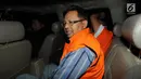 Mantan anggota DPRD Sumatera Utara, Tahan Manahan Panggabean mengenakan rompi tahanan berada di dalam mobil usai menjalani pemeriksaan di gedung KPK, Jakarta, Senin (13/8). (Merdeka.com/Dwi Narwoko)