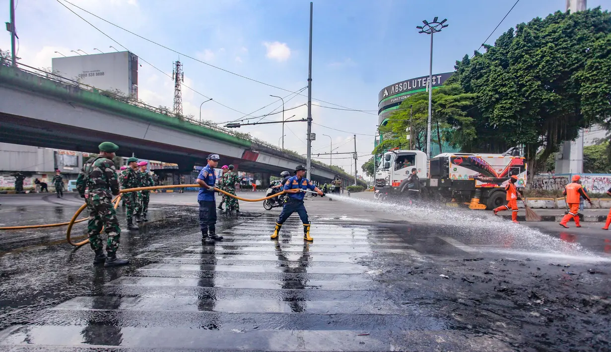 Sebelumnya, aksi massa terjadi di depan Markas Komando Korps Brigade Mobil (Brimob) Polda Metro Jaya di Kwitang, Jakarta Pusat. (merdeka.com/Arie Basuki)