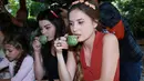 Kopi luwak adalah salah satu minuman khas Indonesia yang sangat digemari oleh para pemain ‘Elif’, tidak heran mereka sangat senang ketika mengunjungi Teba Sari Bali Agrotourism dan terlibat dalam proses pembuatan kopi. (Deki Prayoga/Bintang.com)
