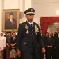 Marsekal Madya (Marsdya) Yuyu Sutisna bersiap menandatangani berita acara saat upacara pelantikan Kepala Staf TNI Angkatan Udara di Istana Negara, Jakarta, Rabu (17/1). Yuyu menjadi KSAU menggantikan Marsekal Hadi Tjahjanto (Liputan6.com/Pool/Randi)