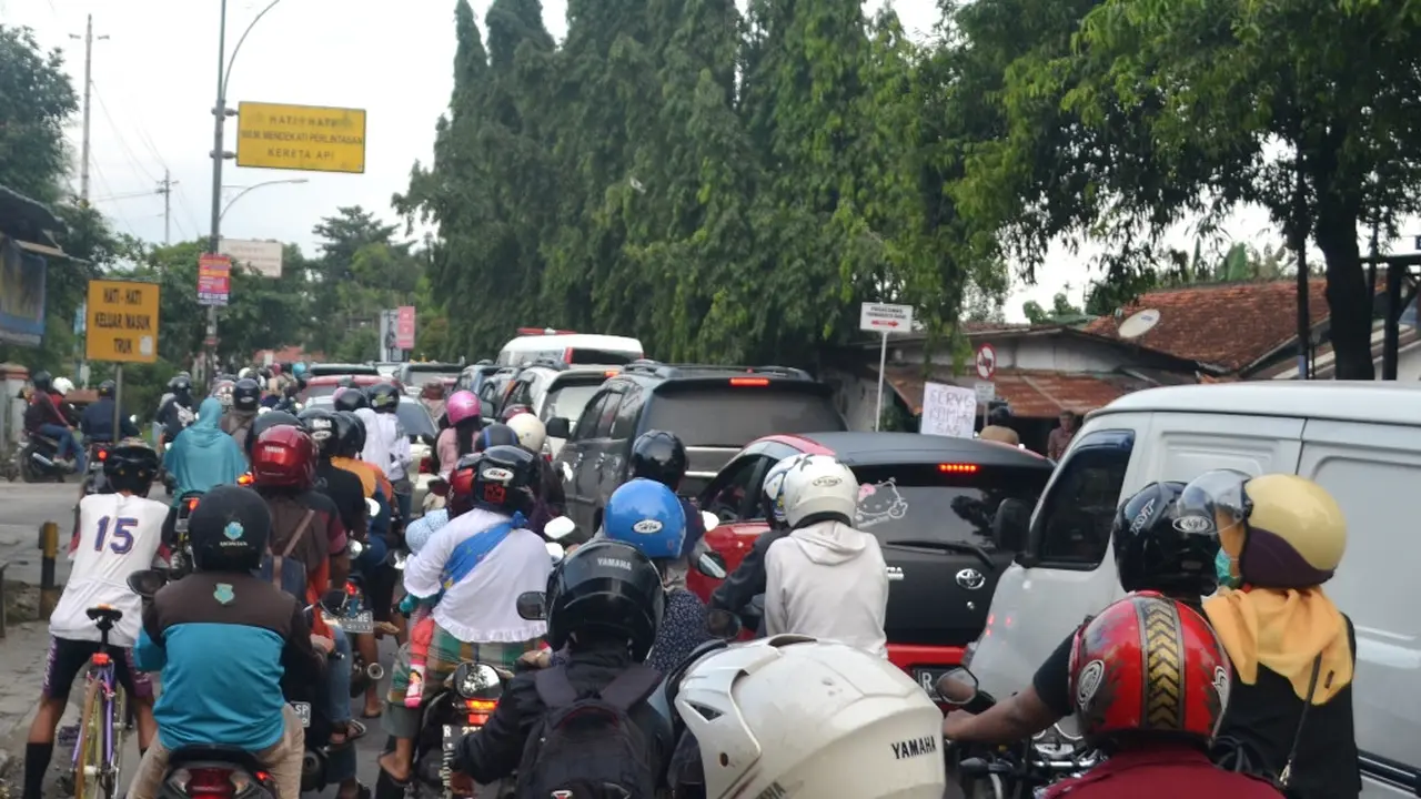 Titik macet di ruas jalur tengah antara Karanglewas-Kalibogor-Purwokerto di perlintasan sebidang Stasiun Besar Purwokerto. (Foto: Liputan6.com/Muhamad Ridlo)