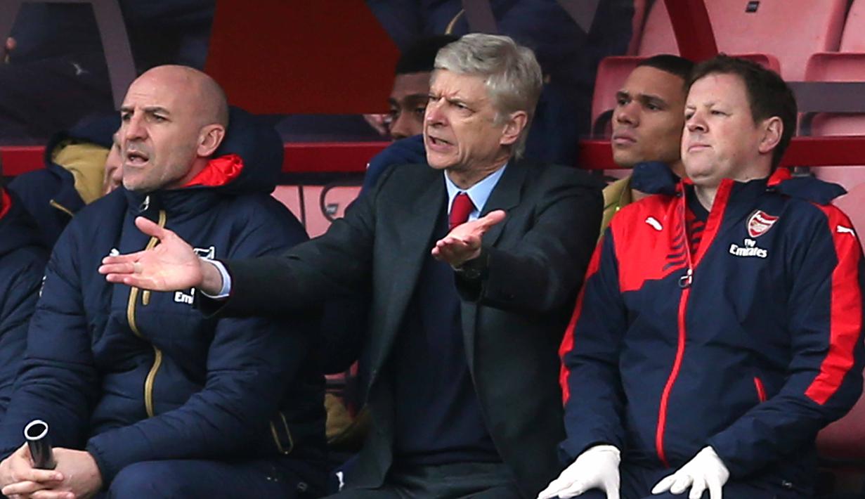 Ekspresi pelatih Arsenal, Arsene Wenger saat menyaksikan anak asuhnya beraksi melawan AFC Bournemouth pada lanjutan liga Premier Inggris di Stadion Vitality, Minggu (7/2/2016).  (Reuters/Matthew Childs)