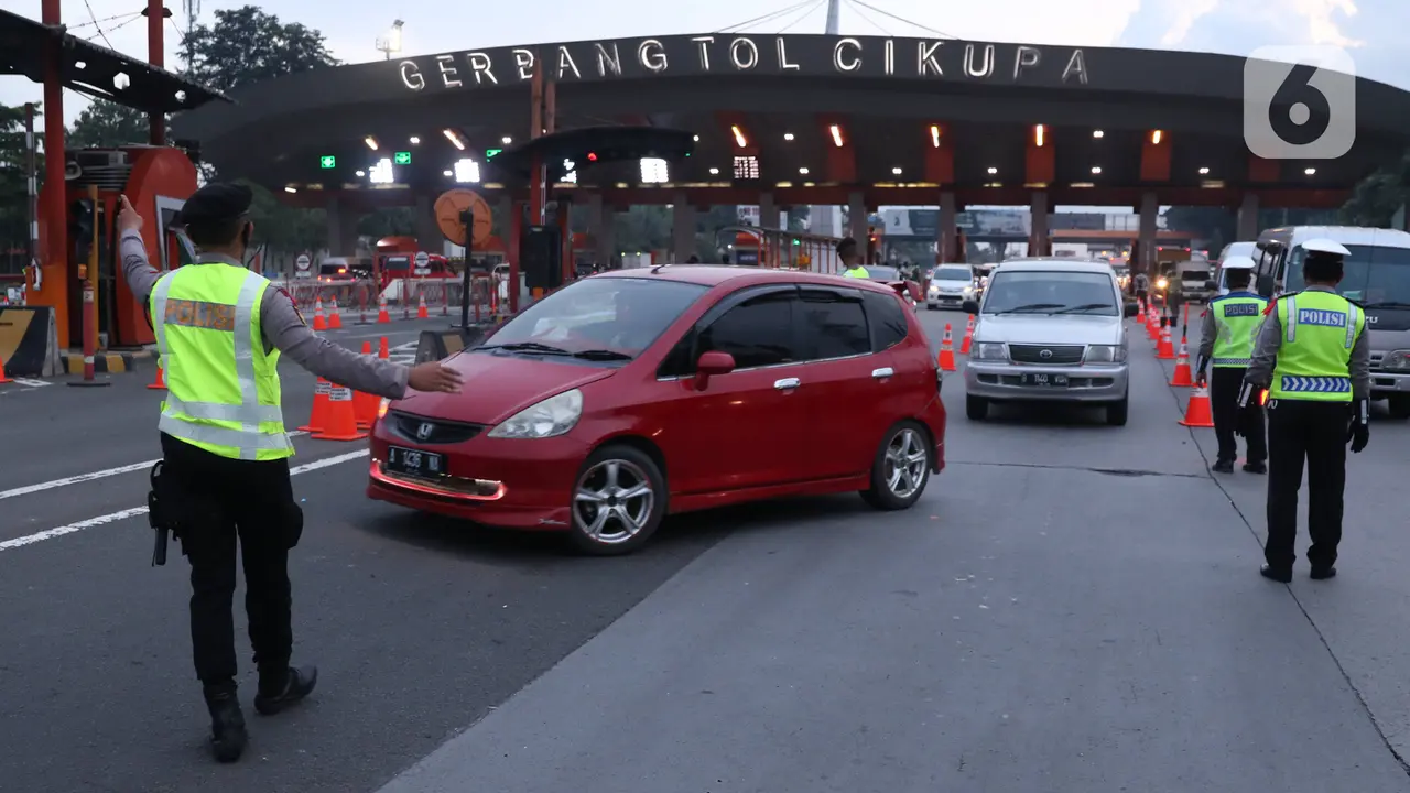 Kendaraan Diputar Balik di Gerbang Tol Cikupa