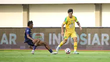 Pemain Persebaya,&nbsp;Bruno Moreira mencoba melawati pemain Persita Tangerang&nbsp;pada pekan kedua BRI Super League 2025/2026 di Indomilk Arena, Sabtu (16/8/2025). (Bola.com/ Abdul Aziz)