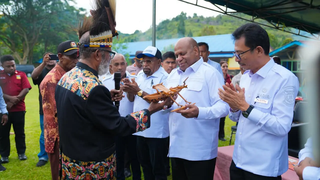 Gubernur Papua Matius D. Fakhiri saat tatap muka dengan ondoafi dan masyarakat di Kampung Waiya, Distrik Depapre, Rabu 29 April 2026.