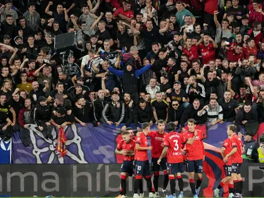 Pemain Osasuna merayakan gol yang dicetak oleh Ante Budimir ke gawang Barcelona pada laga Liga Spanyol di Stadion El Sadar, Sabtu (28/9/2024). (AFP/Cesar Manso)