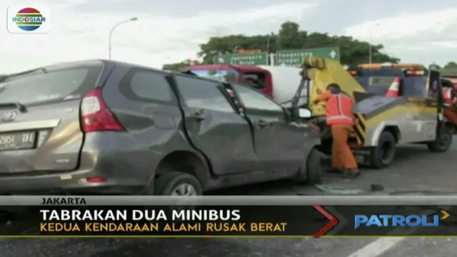 Kecelakaan lalu lintas di ruas Tol Cawang-Jakarta Timur yang melibatkan dua mobil minibus mengakibatkan 14 orang luka berat.