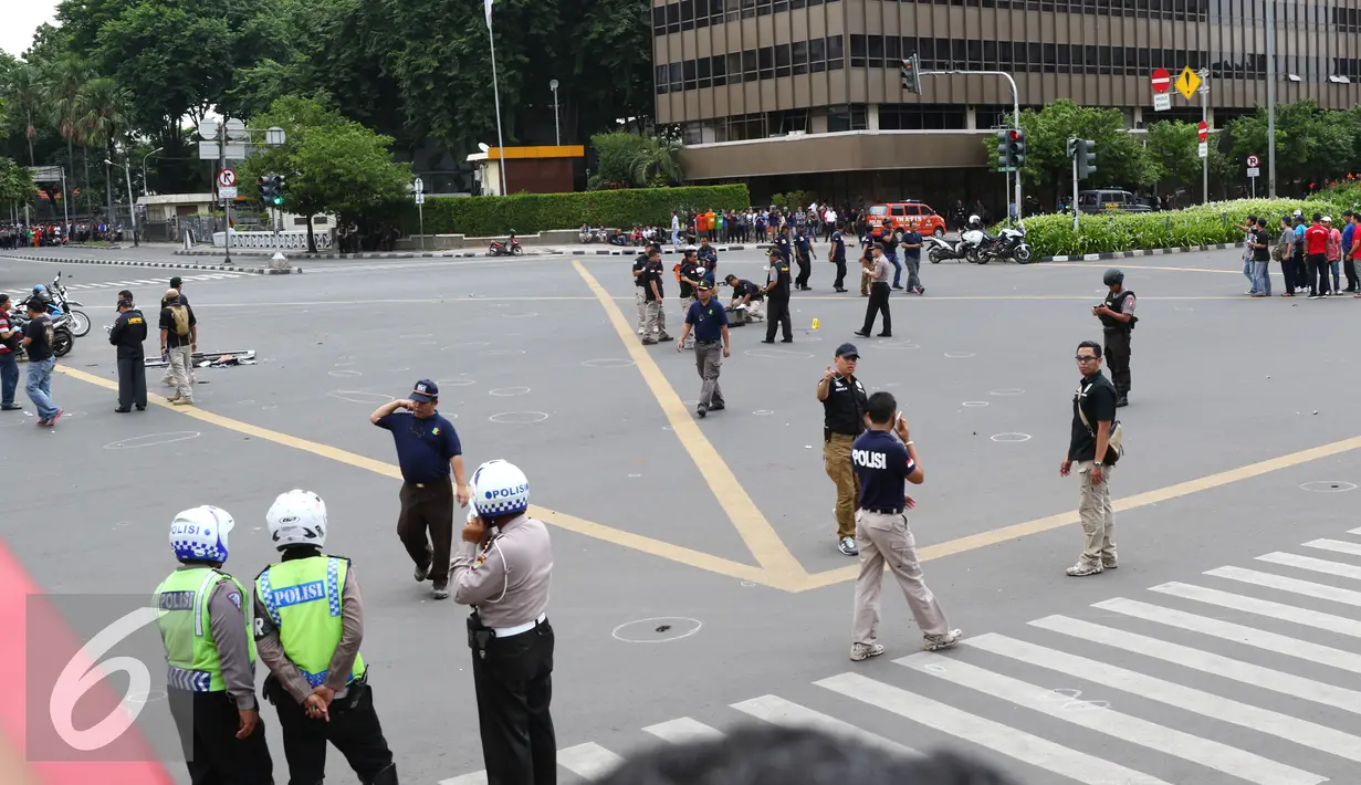 Petugas kepolisian saat melakukan penyelidikan di dekat lokasi pos pol sarinah, Jakarta, Kamis, (14/1/2016). Beberapa ledakan dan suara senjata api terjadi di pusat ibukota. (Liputan6.com/Yudha Gunawan)