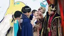 Adam Suseno yang berperan sebagai raja langsung tersenyum dengan tingkah Cipung di atas panggung. Adik Rafathar itu tampil menjadi salah satu pengisi acara pada Jumat (10/3/2023) malam dalam gelaran malam puncak HUT ke-30 ANTV. [Foto: Bambang E. Ros/Fimela.com]