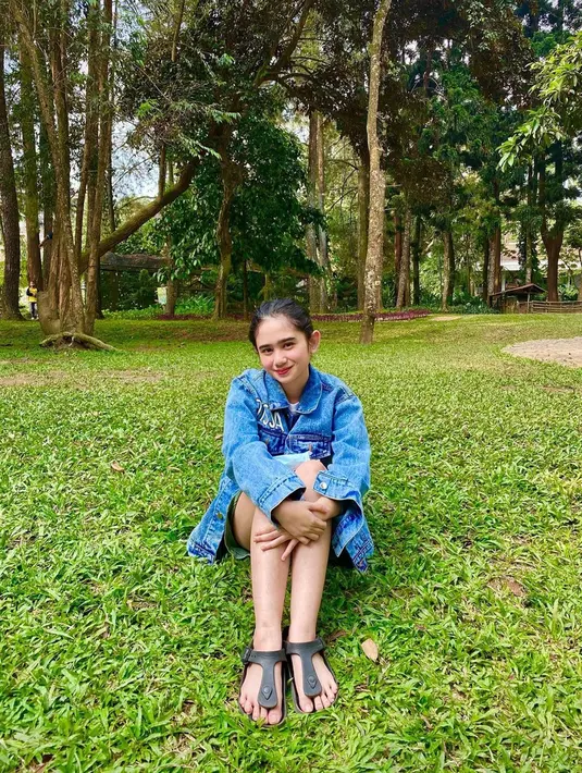 Ketika sedang hangout, wanita kelahiran 2002 ini memilih tampil simpel dan santai. Meski sederhana, Tissa Biani terlihat tetap memesona. Tak banyak aksesoris, pesonanya kian terpancar. (Liputan6.com/IG/@tissabiani)