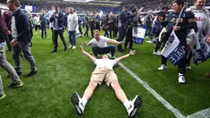 Suporter tumpah ruah usai laga Tottenham melawan Manchester United di stadion White Hart Lane, (14/05/2017). Pertandingan tersebut merupakan laga terakhir di White Hart Lane setelah 118 tahun menempati stadion tersebut. EPA/Facundo Arrizabalaga
