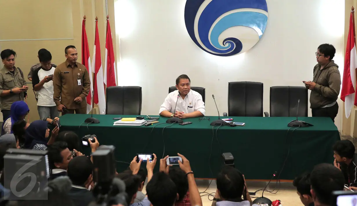 Menkominfo Rudiantara ingin mendengarkan penjelasan dari pihak Uber dan Grab Car tentang layanan transportasi mereka, Jakarta, Selasa (15/3/2016). Diharapkan pertemuan itu akan menghasilkan solusi yang paling tepat. (Liputan6.com/Angga Yuniar)