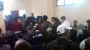 Citizen6, Papua Barat: Ruang tunggu bandara yang hanya 5 x 7 meter tidak cukup menampung semua penumpang dikala hujan mengguyur Kota Manokwari. (Pengirim: Zainudin).