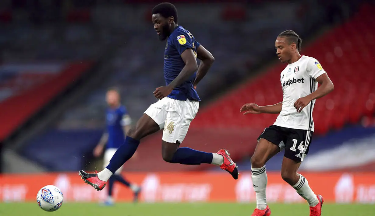 Pemain Fulham, Bobby Decordova-Reid, menjaga pemain Brentford, Josh Dasilva, pada laga final play-off Divisi Championship di Stadion Wembley, Rabu (5/8/2020). Kemenangan tersebut membawa Fulham kembali ke Premier League. (Mike Egerton/PA via AP)