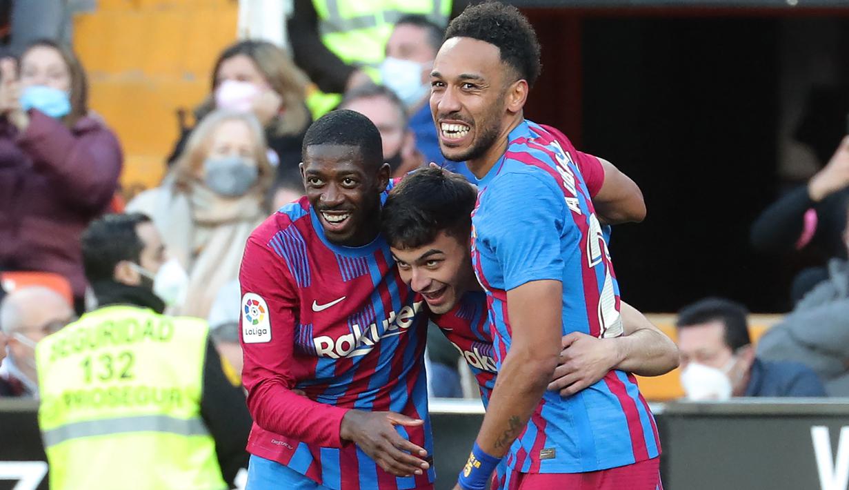 Barcelona memetik kemenangan telak 4-1 atas tuan rumah Valencia dalam laga lanjutan Liga Spanyol 2021/2022, Minggu (20/2/2022). Striker anyar asal Arsenal, Pierre-Emerick Aubameyang menjadi bintang kemenangan Blaugrana usai mencetak tiga gol Barcelona. (AFP/Jose Jordan)